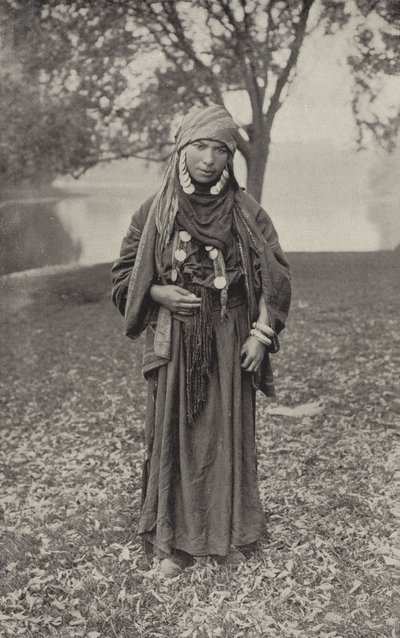 Çölün Bedevi Kadını by American Photographer