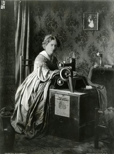 Şarkıcılar Patent Dikiş Makinaları İlanı, 1899 by American Photographer