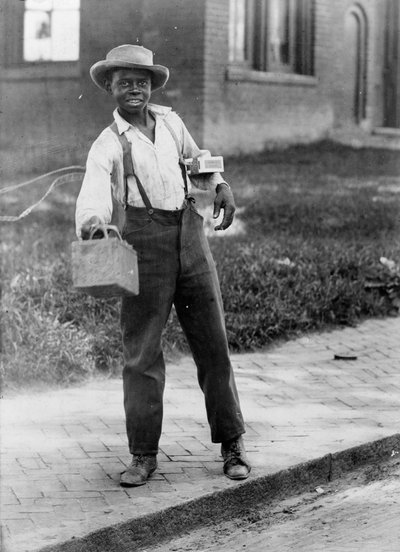 Afro-Amerikan ayakkabı boyacısı çocuk, 1899 dolayları (s/b fotoğraf) by American Photographer