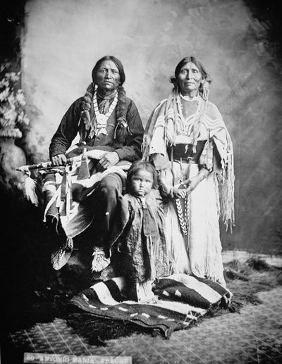 Ailesi ile Apache Şefi Antonio Maria by American Photographer