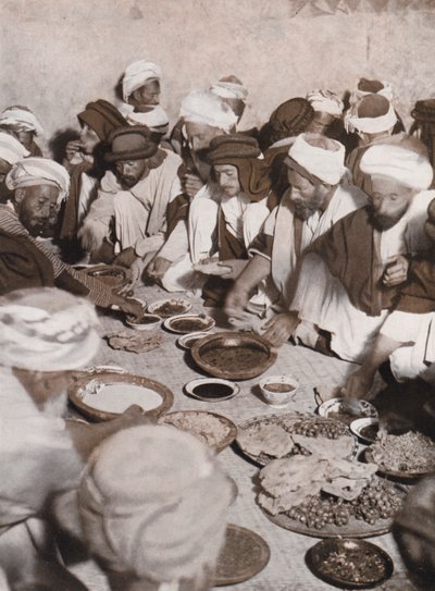 Yemek yiyen Arap köylüler, Filistin (b/w fotoğraf) by American Photographer