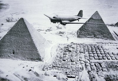 Mısır piramitlerinin üzerinde uçan C-47 by American Photographer