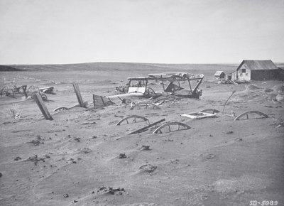 Toz ve kumun altında kalan araba ve tarım makineleri, Dallas, Güney Dakota by American Photographer