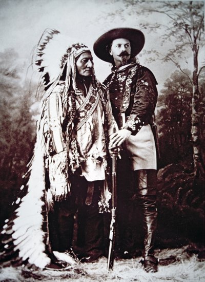 Baş Oturan Boğa (1831-90), Buffalo Bill Cody (1846-1917) ve Vahşi Batı Şovu ile turneye çıktı (s/b fotoğraf) by American Photographer