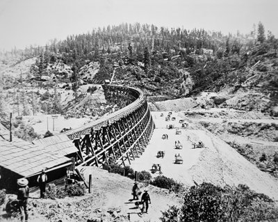 Sierra Nevada dağlarının batı yamacında bir sehpa köprüsünde çalışan Çinli işçiler by American Photographer