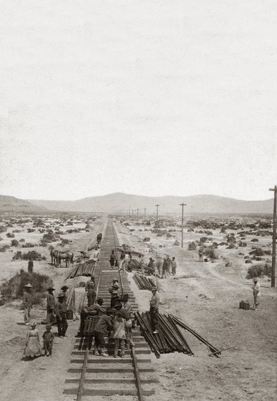 1869'da Central Pacific Demiryolları inşaatı - Nevada - İlk Kuzey Amerika kıtalararası demiryolunu inşa etmek için Central Pacific Company'nin demiryolu hatlarını inşa eden işçiler. (Orta Pasifik Demiryolu şirketi) by American Photographer