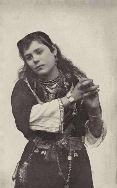 Kahire Tiyatrosu Sokağındaki Dans Eden Kız by American Photographer