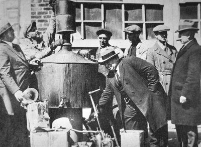 Federal ABD ajanları, Amerikan Yasağı (1920-33) sırasında hala yasa dışı bir alkol keşfeder (s/b fotoğraf) by American Photographer