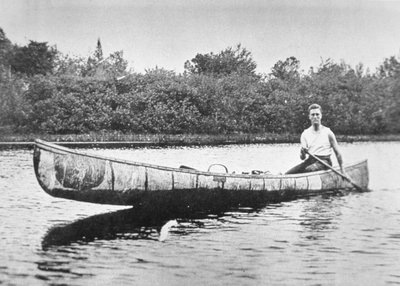 Franklin D. Roosevelt (1882-1945), New Brunswick, Campobello Adası'nda huş ağacından kanoyla kürek çekerken by American Photographer