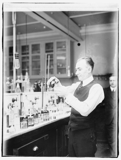 İç Gelir Bürosu Kimyager G.F. beyer by American Photographer