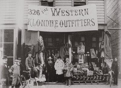 Klondike Outfitters mağazası, Cordova Street, Vancouver 1897 (s/b fotoğraf) by American Photographer