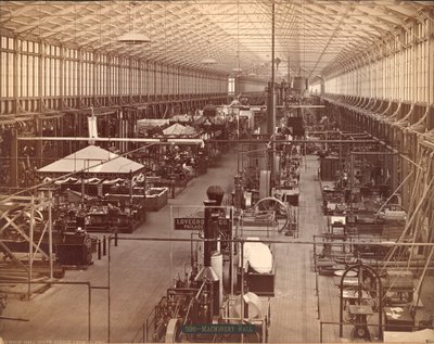 Machinery Hall, South Avenue, Philadelphia Centennial Uluslararası Sergisi, 1876 (gümüş albümen baskı) by American Photographer