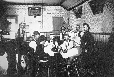 Batılı bir salonda kağıt oynamak, 1900 dolayları (s/b fotoğraf) by American Photographer