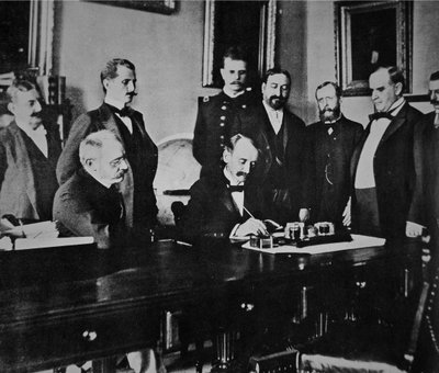 Başkan William Mckinley (1843-1901), İspanya ile savaşı sona erdiren Barış protokolünün imzalanmasına tanık oluyor by American Photographer