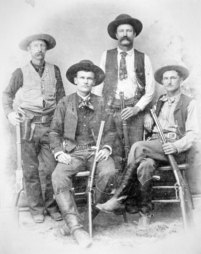 Tabancalar ve Winchester tüfekleriyle silahlanmış Texas Rangers by American Photographer
