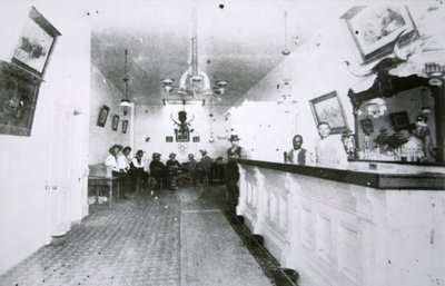 The Long Branch Saloon, Dodge City, Kansas, 1880 dolayları (s/b fotoğraf) by American Photographer