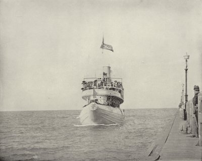 Balina Sırtlı Buharlı Gemi by American Photographer