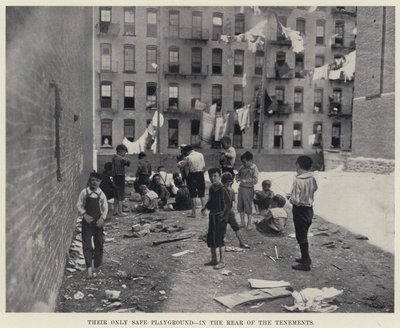 Evlerin Arkasındaki Tek Güvenli Oyun Alanı (s/b fotoğraf) by American Photographer