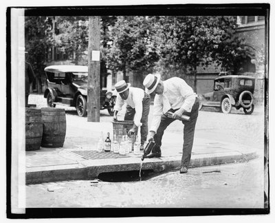 Fırtına kanalizasyonuna likör döken iki adam, 8 Temmuz 1921 (s/b fotoğraf) by American Photographer