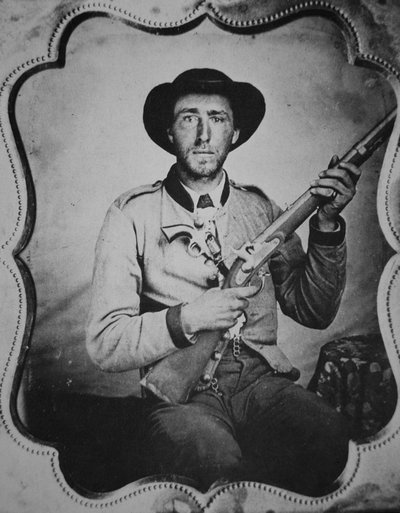 Fotoğrafçının stüdyosunda poz veren bilinmeyen Konfederasyon askeri (s/b fotoğraf) by American Photographer