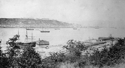 Limanın karşısından Quebec City manzarası, c.1880-95 by American Photographer