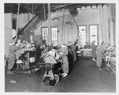 Birinci Dünya Savaşı sırasında fabrikalarda çalışan kadınlar, c.1917 by American Photographer