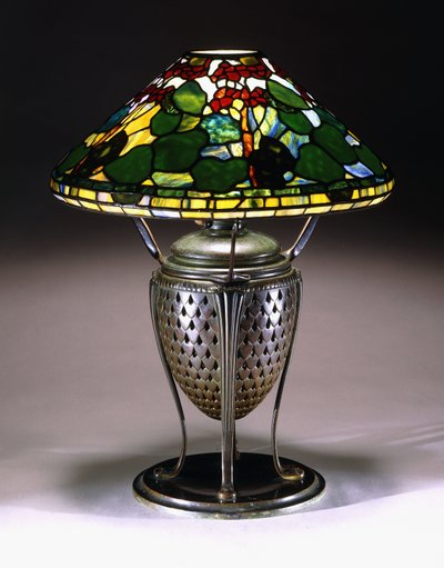 Konik gölgeli bir "Sardunya" masa lambası ve balık pulu desenli ağlı bronz semaver tabanı, 20. yüzyıl by American School