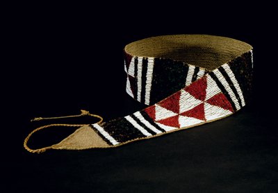 Bir Kadının Tören Kemeri, Maidu kabilesi, California by American School