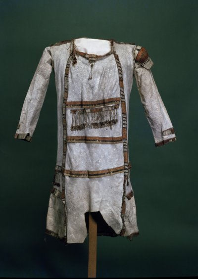 Kızılderili diz boyu deri gömlek (ren geyiği derisi) (ön için bkz. 109423) by American School