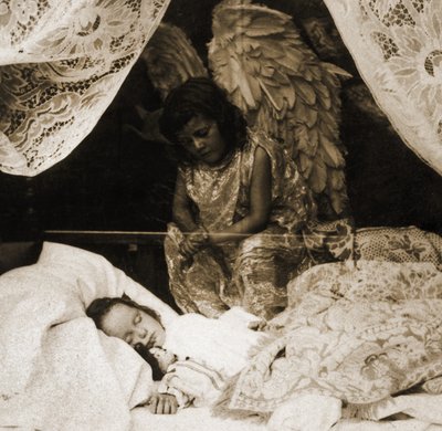 Koruyucu Meleği tarafından gözetlenen uyuyan kız, 1898 (stereograf) by American School