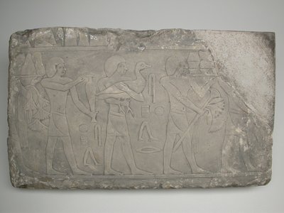 Adak Taşıyıcılarını Tasvir Eden Bir Mezardan Duvar Parçası by Ancient Egyptian