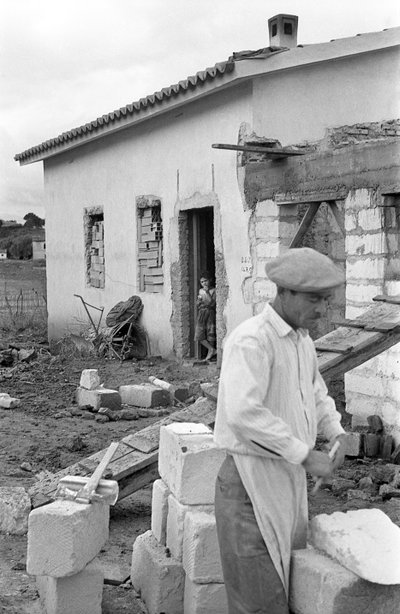 CROTONE KIRSALINDA - İNŞAAT HALİNDE EV, by Ando Gilardi