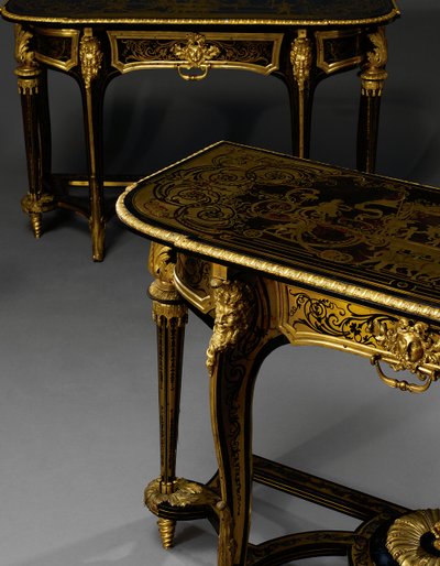 Uyumlu bir çift Louis XIV iskele masası, c.1710 by Andre Charles Boulle