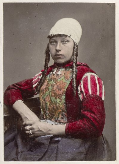 Marken Holländska Skönheter'in geleneksel kostümü içindeki bir kadının portresi! (nesne üzerindeki başlık) by Andries Jager