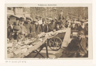 David Boekbinder'in Waterlooplein'deki kitap standı Yaşlı ve bilge adam (nesne üzerine başlık) Volksleven Amsterdam (nesne üzerine seri başlığı) by Anonymous