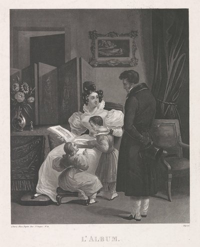 Bir resim albümünü inceleyen bir aile ile iç mekan L