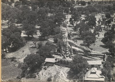 Havadan görülen uzanmış Buda heykeli ve pagoda by Anonymous