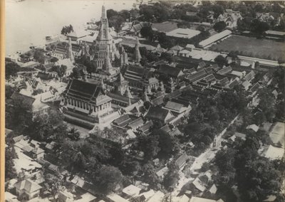 Bangkok'taki Wat Arun Tapınağı kompleksi, havadan görüldü by Anonymous