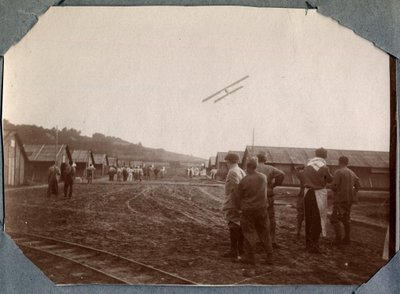 Birinci Dünya Savaşı 1914-1918: Mont Saint Martin askeri filosu Couville, Manche, Aşağı Normandiya (Aşağı Normandiya), Fransa kampı üzerinde uçuyor. İsimsiz fotoğrafçılık Haziran 1917. Özel koleksiyon, Stella. by Anonymous Anonymous