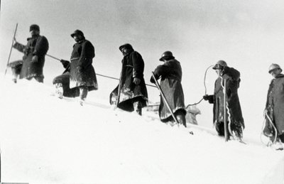 Birinci Dünya Savaşı: Bir çıkış sırasında İtalyan dağ avcıları (alpino veya alpini) by Anonymous Anonymous