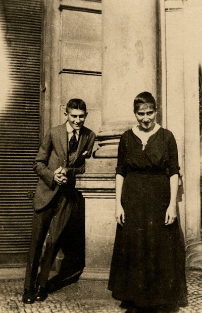 Franz Kafka (1883-1924) kız kardeşi Ottla (1892-1943) ile Prag