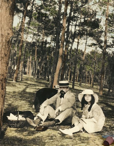 Fransız besteci Claude Debussy (1862-1918) ve kızı Chouchou, Arcachon yakınlarındaki bir çam ormanında piknik yapmak için oturuyorlar. by Anonymous Anonymous