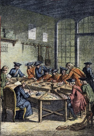 Postane Tarihi: Louis XV (18. yüzyıl) yönetimi altında bir tasnif odası. 15/04/1920 tarihli “Le petit Journal”dan detay. Özel koleksiyon by Anonymous Anonymous