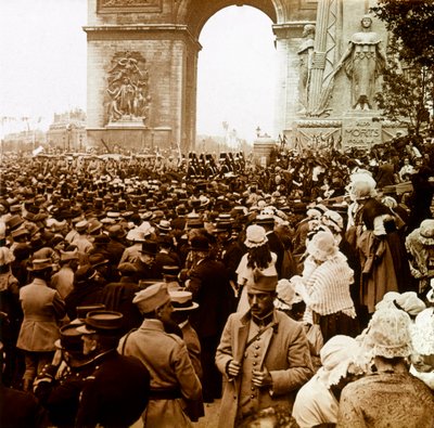 Photography - Stereoscopic glass plate on the First World War: The Parisian population on the day of victory in 1919, Private Collection by Anonymous Anonymous