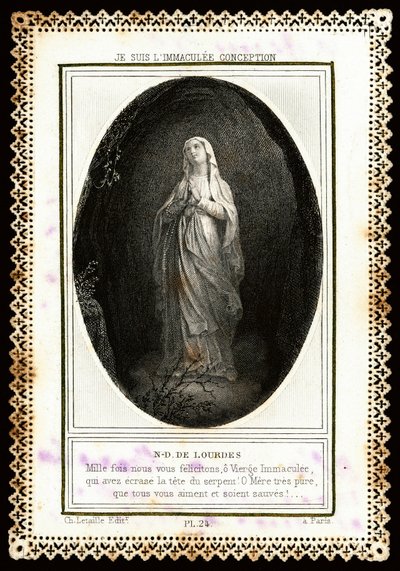 Dindar görüntü: “” Our Lady of Lourdes”” Dentelee kartı. 19. yüzyıl. Özel koleksiyon by Anonymous Anonymous