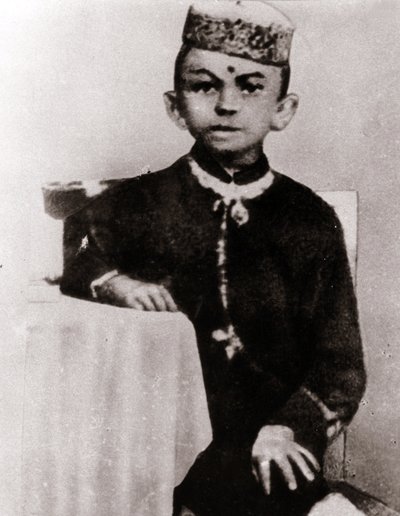 Siyasi lider Mohandas Karamchand Gandhi (1869-1948) çocuğunun portresi - 1875 civarında fotoğraf by Anonymous Anonymous