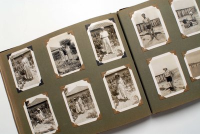 1925 civarında bir fotoğraf albümünün (fotoğrafik) natürmortu. by Anonymous Anonymous