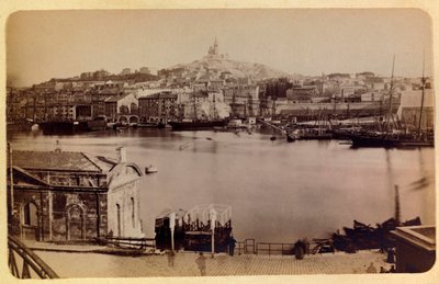 1885-1890 civarında Marsilya şehri ve çevresi: Eski liman ve Notre Dame de la Garde, Özel koleksiyon by Anonymous Anonymous