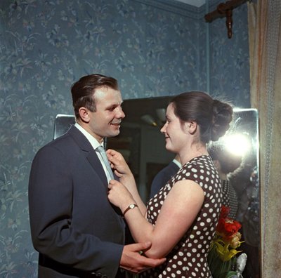 Kozmonot Yuri (Iouri, Youri) Gagarin (1934-1968) ve eşi Valentina par Ryumkin, Yakov Israilevich (1913-1986). Renkli fotoğrafçılık by Anonymous Anonymous