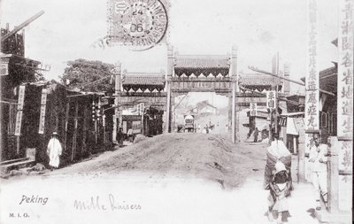 Pekin Şehri Kapısının Görünümü, Çin 1906 Fotoğrafı - Özel Koleksiyon by Anonymous Anonymous